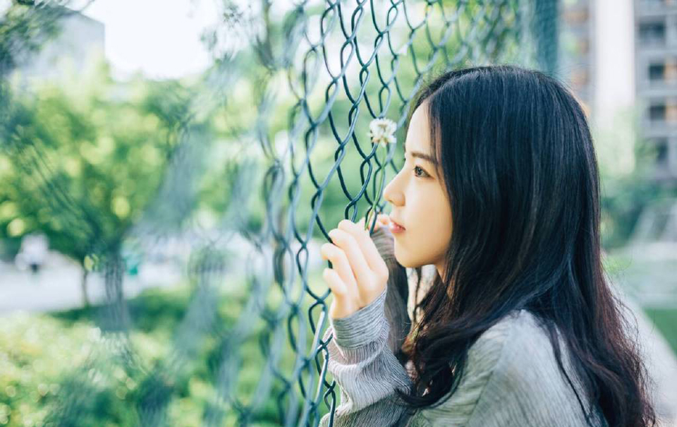 “走！”庞统眉头一挑，向魏延招了招手，带着人马冲向刺史府。